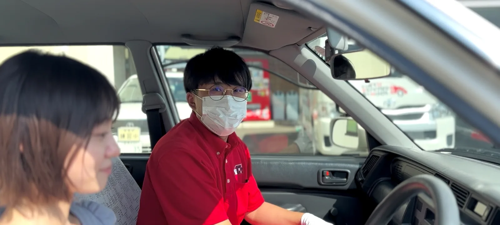 指導員が車内で教習生に説明している様子
