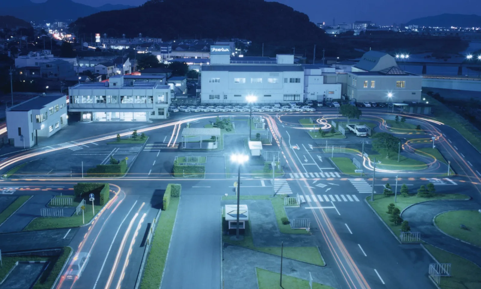 夜の教習コースを上から見た写真