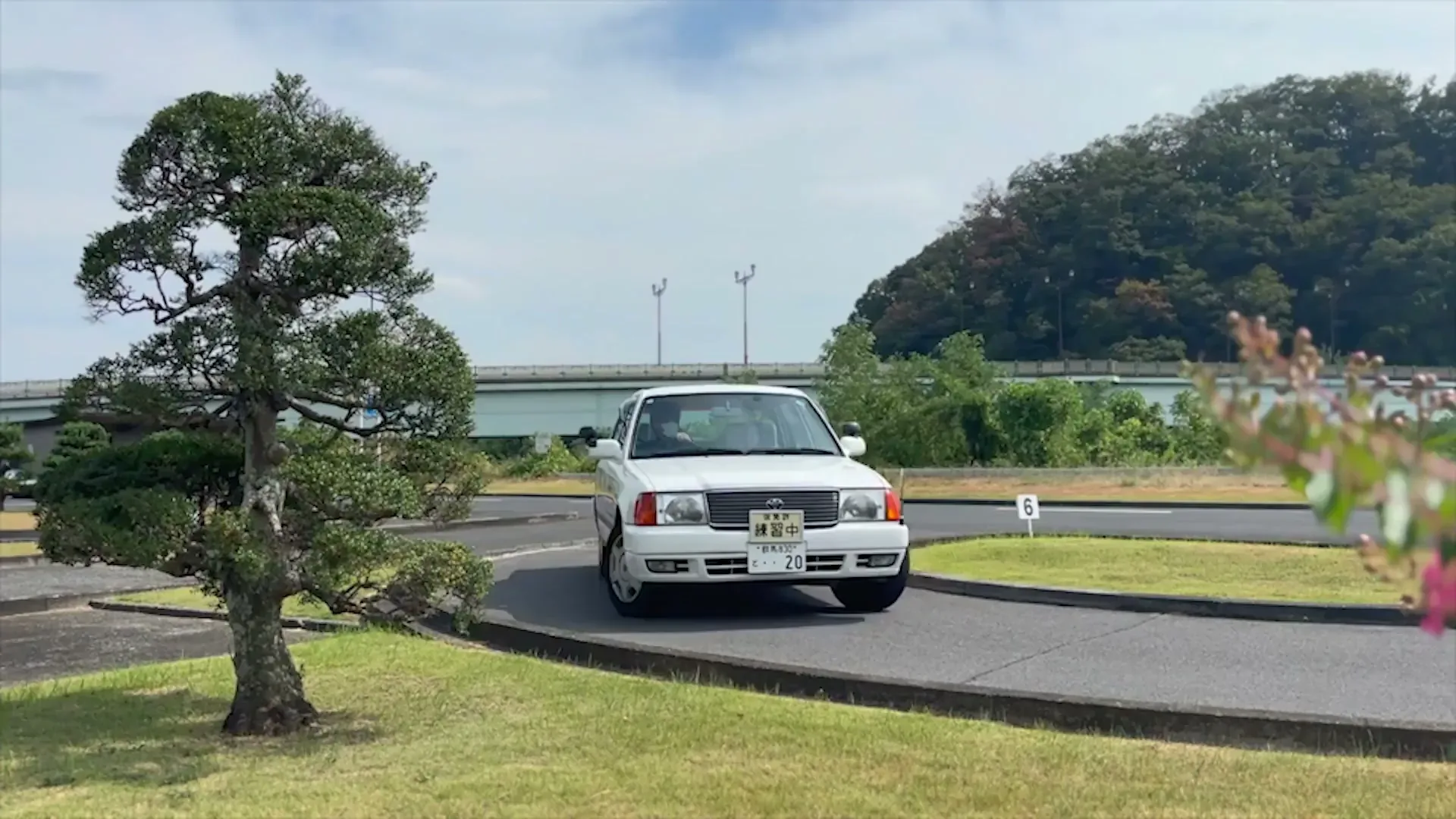 教習コースを走る教習車